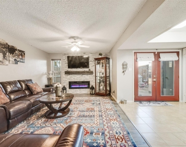 527 Towne House Lane - Photo Thumbnail 6