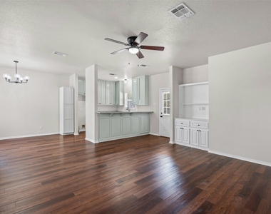 904 E 3rd B Street - Photo Thumbnail 6