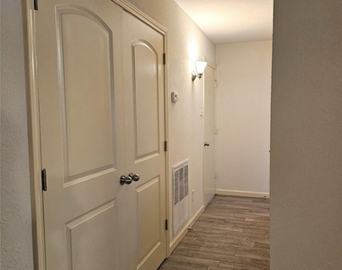 925 Whitehall Drive - Photo Thumbnail 21