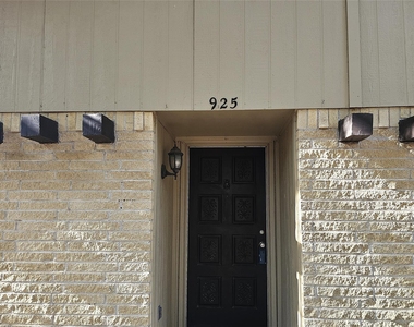 925 Whitehall Drive - Photo Thumbnail 1