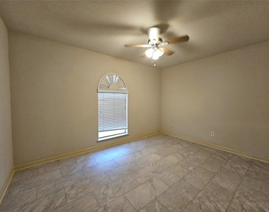 925 Whitehall Drive - Photo Thumbnail 17