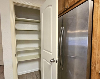 925 Whitehall Drive - Photo Thumbnail 9