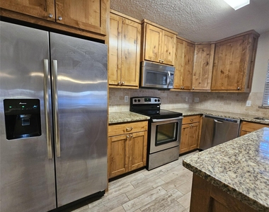 925 Whitehall Drive - Photo Thumbnail 7