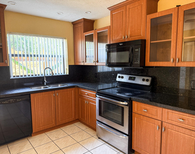 4567 Nw 90th Avenue - Photo Thumbnail 3