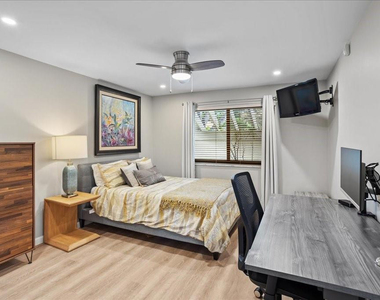 5670 Coach House Circle - Photo Thumbnail 8