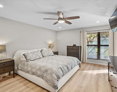 5670 Coach House Circle - Photo Thumbnail 6