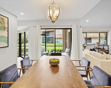 5670 Coach House Circle - Photo Thumbnail 3