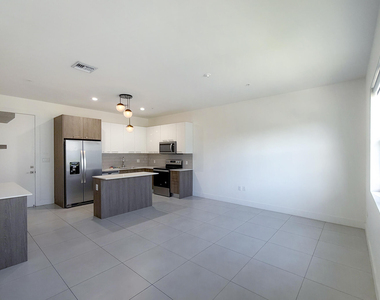 405 Ne 35th Court - Photo Thumbnail 3