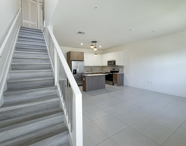 405 Ne 35th Court - Photo Thumbnail 6