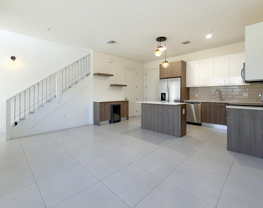 405 Ne 35th Court - Photo Thumbnail 2