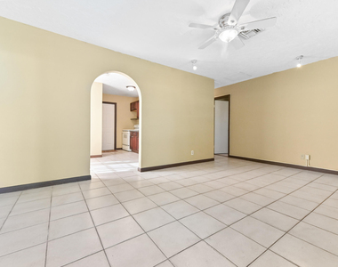 811 32nd Street - Photo Thumbnail 3