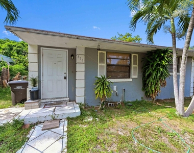 811 32nd Street - Photo Thumbnail 2