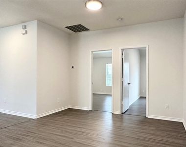 2805 Arabian Lane - Photo Thumbnail 8