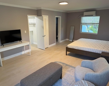 220 Washingtonia Avenue - Photo Thumbnail 4