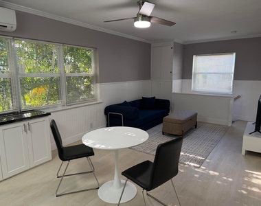 220 Washingtonia Avenue - Photo Thumbnail 2