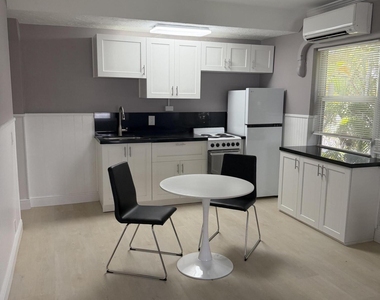 220 Washingtonia Avenue - Photo Thumbnail 1