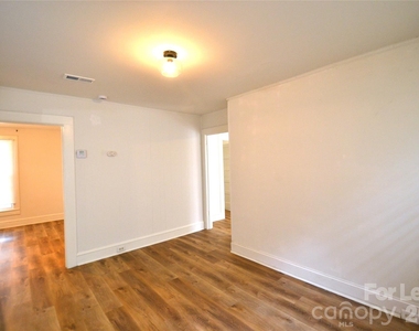 406 W 9th Street - Photo Thumbnail 7