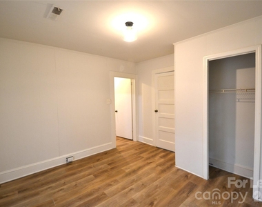 406 W 9th Street - Photo Thumbnail 15