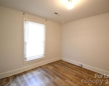 406 W 9th Street - Photo Thumbnail 16