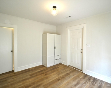 406 W 9th Street - Photo Thumbnail 20