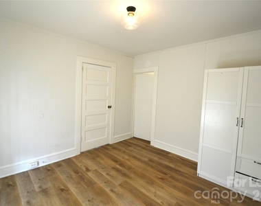 406 W 9th Street - Photo Thumbnail 21