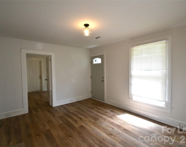406 W 9th Street - Photo Thumbnail 4