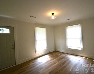 406 W 9th Street - Photo Thumbnail 1