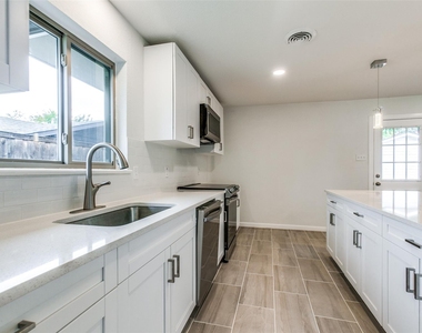 3517 Woodleigh Drive - Photo Thumbnail 11