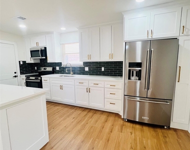 327 E Center Street - Photo Thumbnail 7