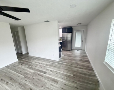 6200 Sw 41st Place - Photo Thumbnail 2