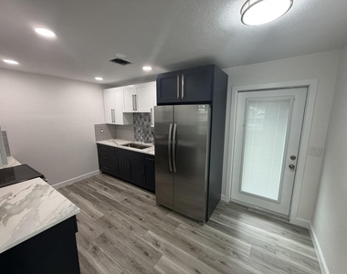 6200 Sw 41st Place - Photo Thumbnail 4