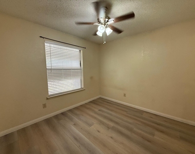 6804 Moccasin Drive - Photo Thumbnail 9