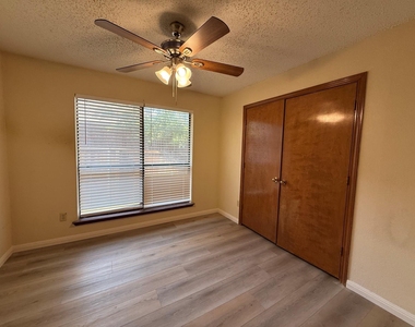 6804 Moccasin Drive - Photo Thumbnail 7