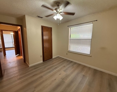 6804 Moccasin Drive - Photo Thumbnail 10