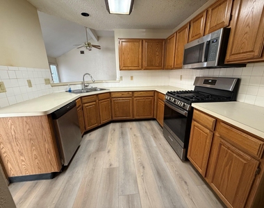 6804 Moccasin Drive - Photo Thumbnail 6