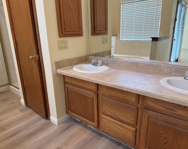6804 Moccasin Drive - Photo Thumbnail 12