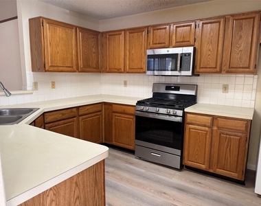 6804 Moccasin Drive - Photo Thumbnail 4