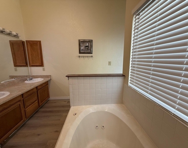 6804 Moccasin Drive - Photo Thumbnail 13