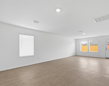 6509 Glade Street - Photo Thumbnail 4