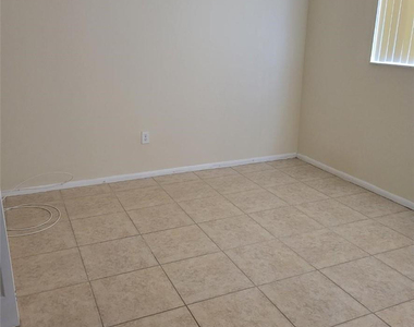 1820 N 81st Avenue - Photo Thumbnail 3