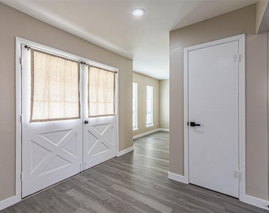 1509 Crockett Street - Photo Thumbnail 4