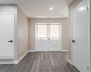 1509 Crockett Street - Photo Thumbnail 3