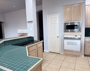 1425 Honey Locust Drive - Photo Thumbnail 7