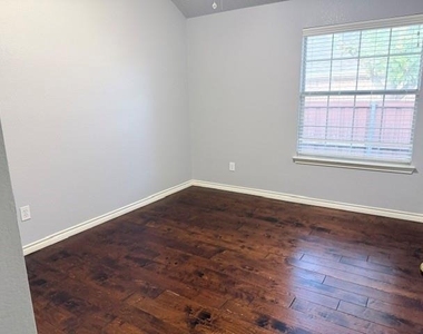 1425 Honey Locust Drive - Photo Thumbnail 10