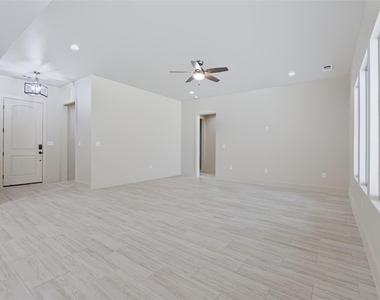 52 Graves Circle - Photo Thumbnail 9