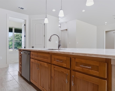 52 Graves Circle - Photo Thumbnail 6
