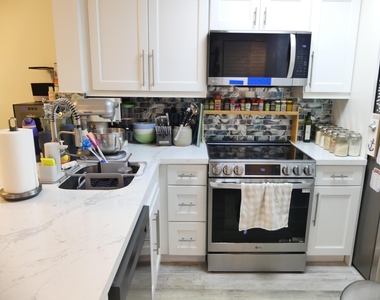 2226 N Cypress Bend Drive - Photo Thumbnail 2
