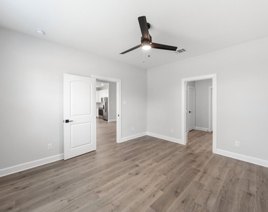 1021 Cedar Street - Photo Thumbnail 4