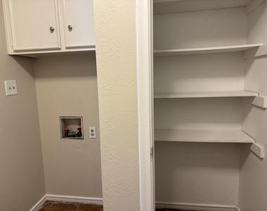 705 Kingsbridge Drive - Photo Thumbnail 13