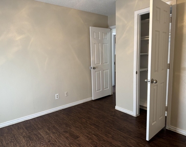 705 Kingsbridge Drive - Photo Thumbnail 27